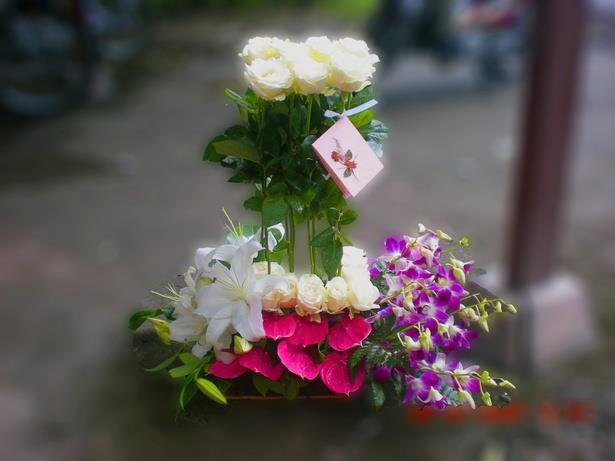 Large white rose bouquet from Flower Power Bali catalogue